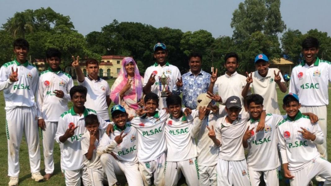 বগুড়া পুলিশ লাইন্স স্কুলের বিভাগীয় চাম্পিয়ন দল। ছবিঃ এনসিএন