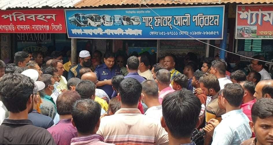 বাসটার্মিনালে ভ্রাম্যমান আদালত পরিচালনাকালে শ্রমিকদের বিক্ষোভ। ছবিঃ এনসিএন