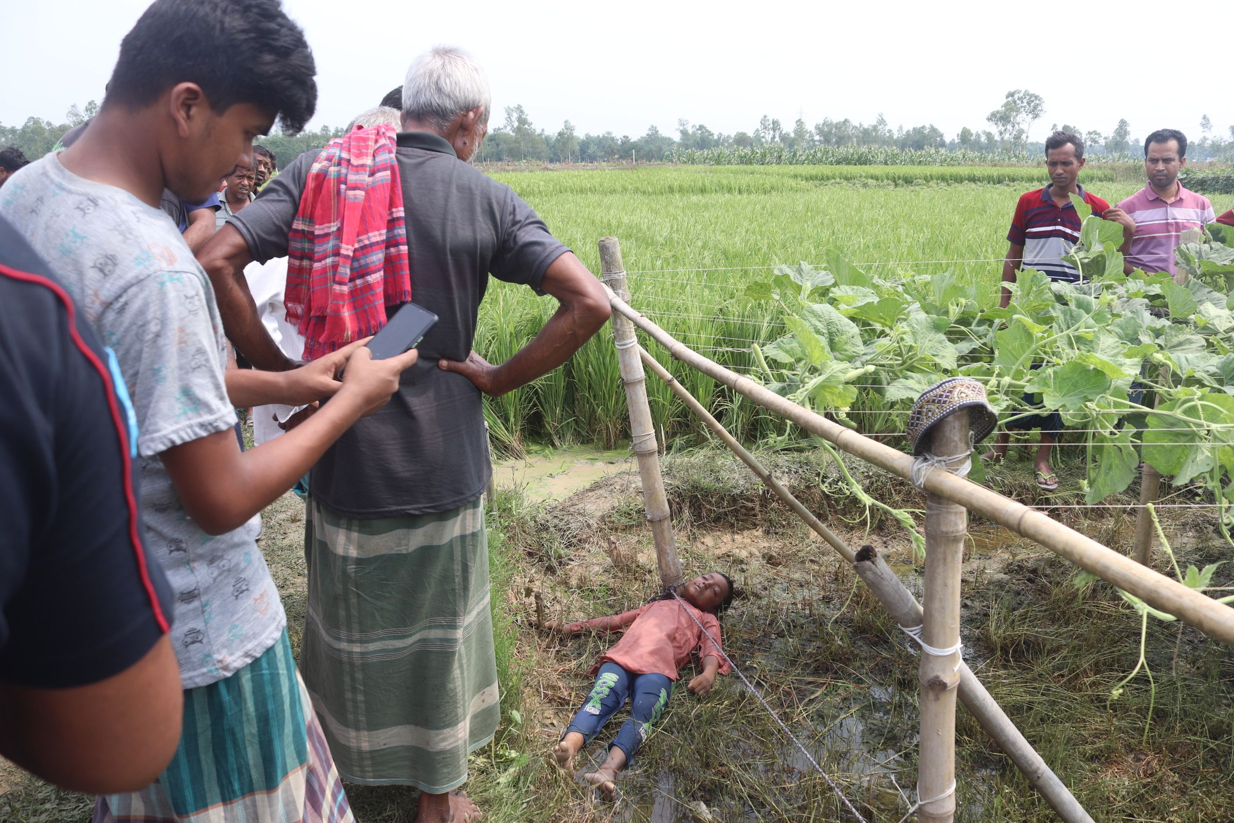 লাউ ক্ষেতে উদ্ধারকৃত নিহত শিশু। ছবি: এনসিএন