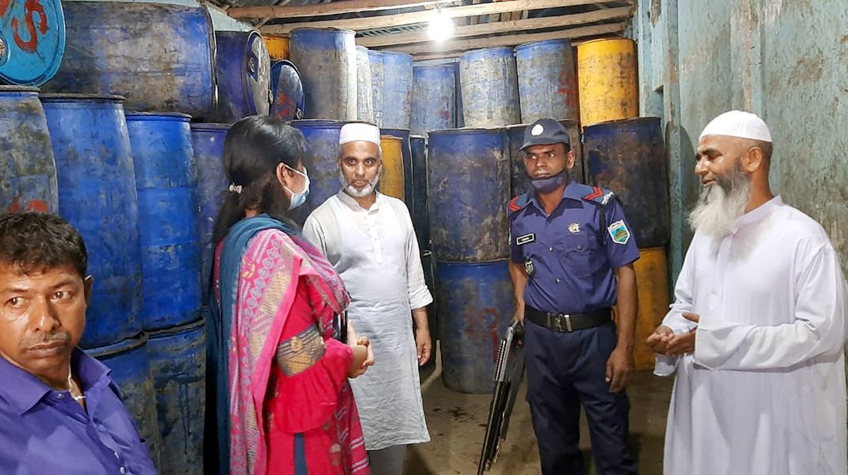 বগুড়া শেরপুর উপজেলায় সয়াবিন তেল জব্দ। ছবিঃ এনসিএন