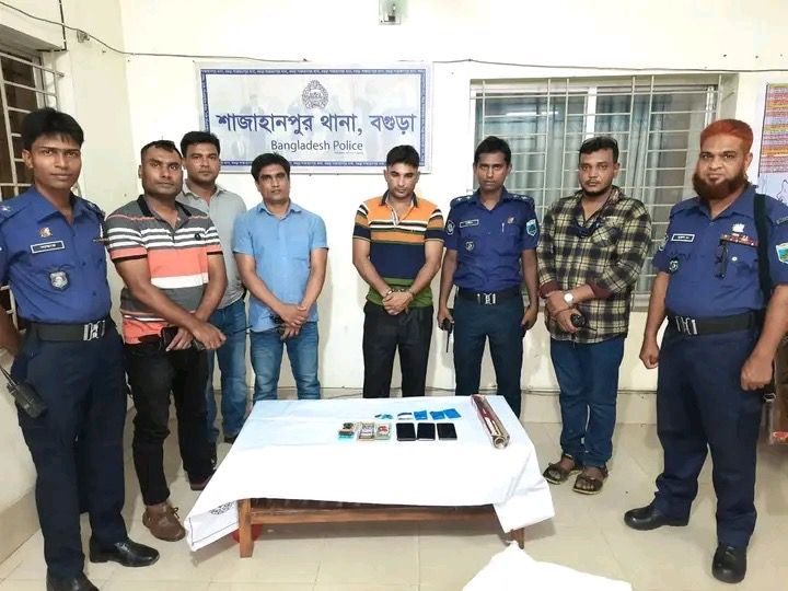 গ্রেফতারকৃত মাদক ব্যবসায়ী। ছবিঃ এনসিএন