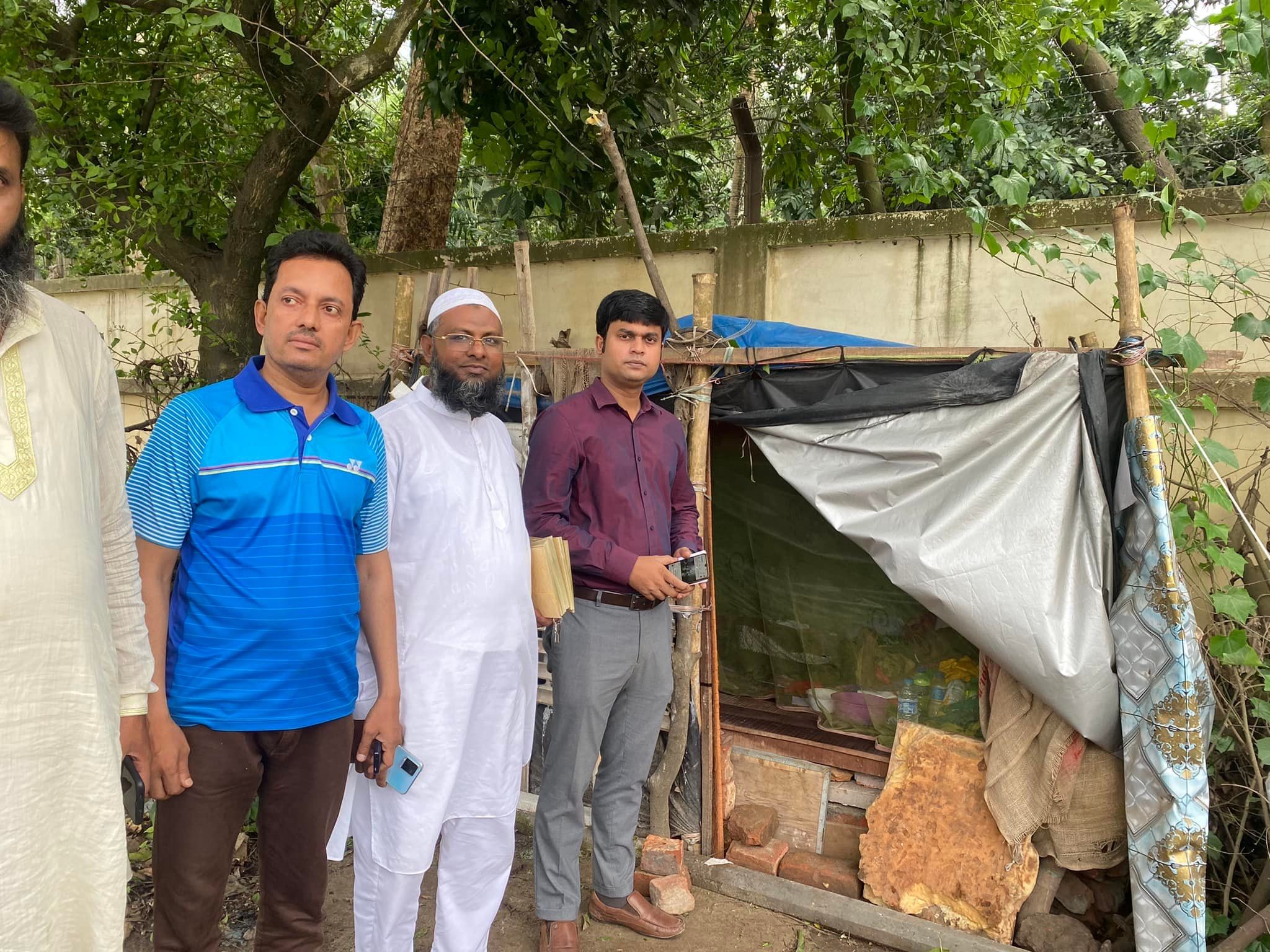 শাজাহানপুরে ঝুপড়িতে বৃদ্ধা মা মেয়েকে দেখতে যান শাজাহানপুর ইউএনও। ছবিঃ এনসিএন