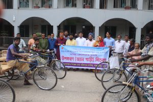 শাজাহানপুরে জেলেদের মাঝে ভ্যান গাড়ী বিতরণ