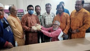 বগুড়ায় সাংবাদিক কল্যাণ ট্রাস্ট থেকে আর্থিক অনুদানের চেক প্রদান করেন জেলা প্রসাশক জিয়াউল হক। ছবিঃ এনসিএন