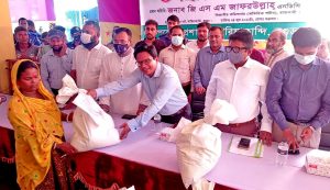 সারিয়াকান্দিতে বন্যার্তদের মাঝে ত্রাণ বিতরণ