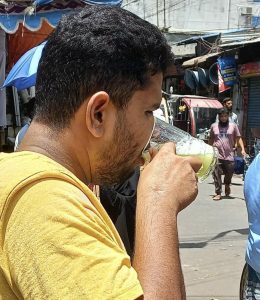 দাবদাহ গরমে আখের রস খেয়ে তৃষ্ণা নিবারণের চেষ্টা। ছবিঃ এনসিএন