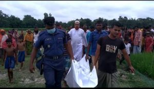 বগুড়া লাহিড়ী পাড়ায় জমি থেকে লাশ উদ্ধার করে ময়নাতদন্তে নিয়ে যাচ্ছে পুলিশ। ছবিঃ এনসিএন