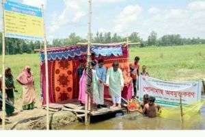 মাছের পোনা অবমুক্ত করণ কার্যক্রম। ছবিঃ এনসিএন