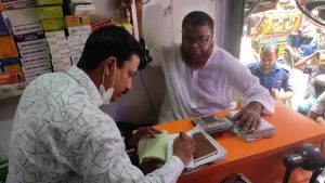 অবৈধ পন্থায় পণ্য ক্রয় এবং অধিক লাভে বিক্রয়ের দ্বায়ে বগুড়ায় আল মদিনা ইলেকট্রিককে জরিমানা করেন জেলা ভোক্তা অধিকার সংরক্ষণের সরকারি পরিচালক ইফতেখার আলম রিজভী। ছবিঃ এনসিএন