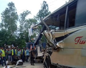 বগুড়ায় দাঁড়িয়ে থাকা ট্রাকের পিছে বাসের ধাক্কা, যুবক নিহত