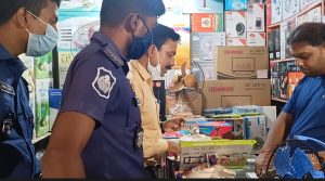 বগুড়ায় বৈদ্যুতিক পণ্য বেশি দামে বিক্রি, ব্যবসায়ীকে অর্থদন্ড