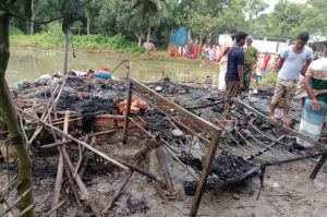 আদমদীঘিতে আগুনে পুড়ে ঘুমন্ত স্ত্রীর মৃত্যু, খোঁজ মিলছেনা স্বামীর