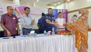 পুলিশ লাইন্স স্কুল অ্যান্ড কলেজের শিক্ষক ও কর্মচারীদের ঈদ উপহার বিতরণ