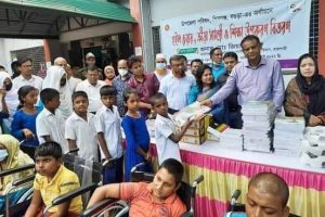 বিশেষ চাহিদাসম্পন্ন শিক্ষার্থীদের মাঝে হুইল চেয়ার ও শিক্ষা উপকরণ বিতরণ