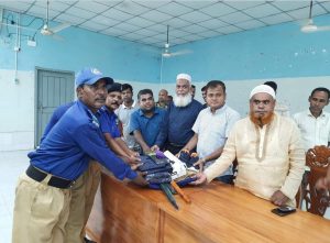 বগুড়ায় গ্রাম পুলিশের মধ্যে পোশাক-ক্যাপসহ বিভিন্ন উপকরণ বিতরণ।