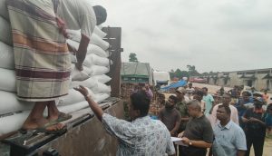 নকল সন্দেহে সার খালাস বন্ধ: নমুনা সংগ্রহ করেছে তদন্ত কমিটি।