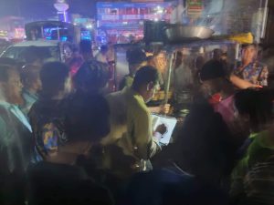 সাতমাথায় জেলা প্রসাশকের পক্ষ থেকে বিভিন্ন খাবারের দোকানগুলোতে অভিযান চালান পলাশ চন্দ্র সরকার। ছবিঃ সংগৃহীত