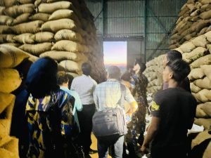 অতিরিক্ত ধান মজুদ করায় উত্তরবঙ্গ এগ্রো ফুডকে ভ্রাম্যমান আদালতে জরিমানা করা হয়। ছবি: এনসিএন