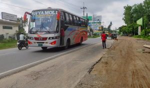বগুড়ায় যাত্রী কম, নতুন ভাড়ায় চলছে গণপরিবহন।
