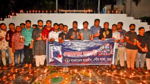 শোকাবহ আগস্টে বগুড়াতে পৌর ছাত্রলীগের মোমবাতি প্রজ্বালন