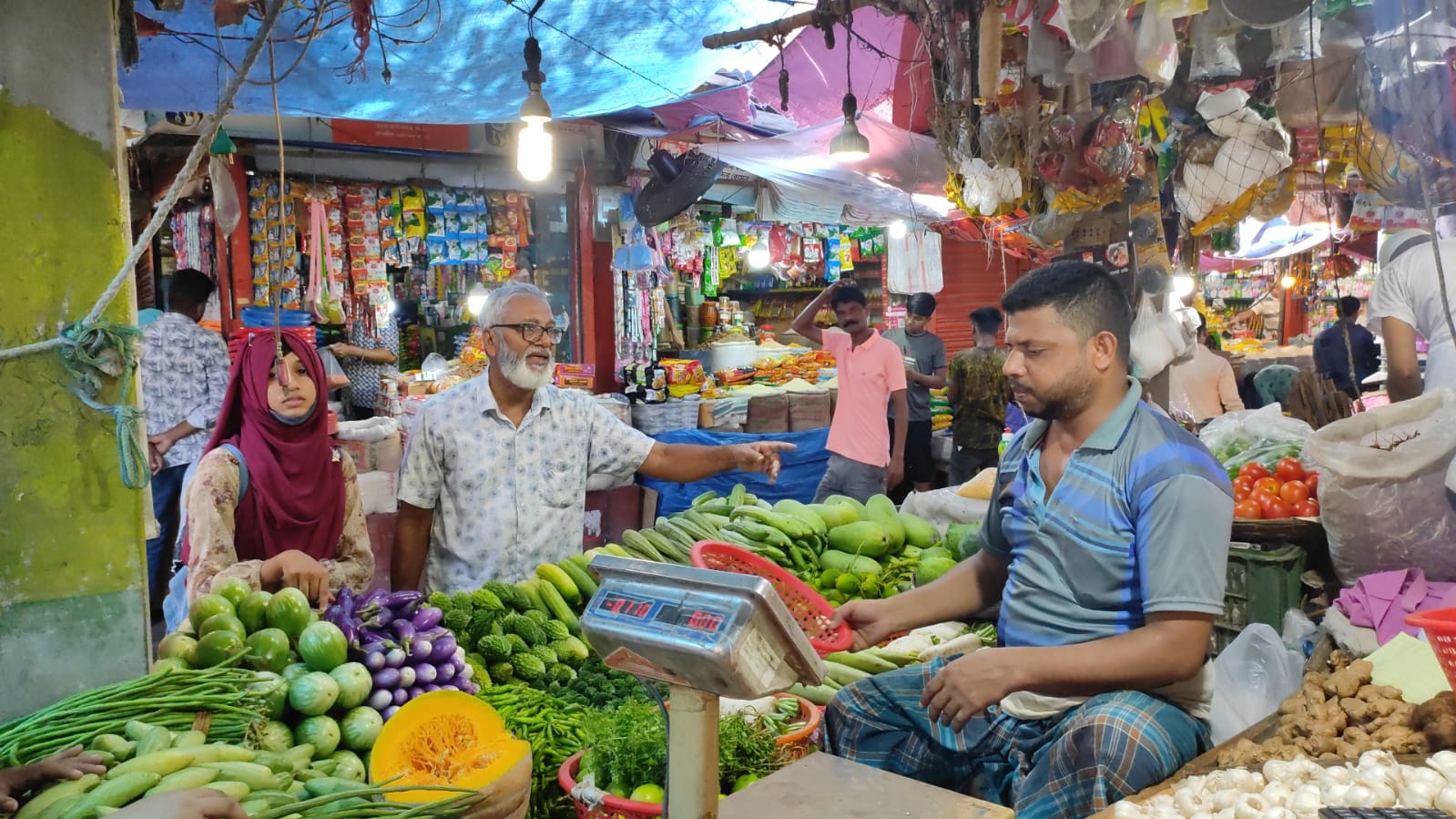 বগুড়ায় ডিম-মুরগী ও সবজির দাম কমলেও কমেনি মাছের দাম