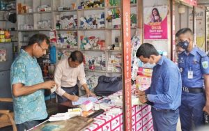 বগুড়ায় মেয়াদোত্তীর্ণ ওষুধ রাখার দায়ে ৪ ফার্মেসীকে জরিমানা