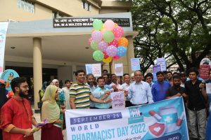 বিশ্ব ফার্মাসিস্ট দিবস উপলক্ষে ক্যাম্প উদ্বোধন করেন উপাচার্য প্রফেসর গোলাম সাব্বির সাত্তার। ছবিঃ এনসিএন