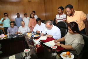 রাবির পক্ষে উপাচার্য প্রফেসর গোলাম সাব্বির সাত্তার ও বিআরআইসিএম’র পক্ষে এর মহাপরিচালক ড. মালা খান এই সমঝোতা স্মারকে স্বাক্ষর ও তা বিনিময় করা হয়। ছবিঃ এনসিএন