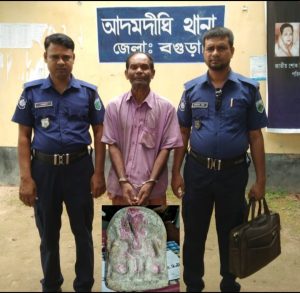 বগুড়ায় পাথরের গণেশ মূর্তি উদ্ধার: গ্রেপ্তার-১।