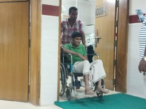 বগুড়ায় আজিজুল হক কলেজের অধ্যক্ষের গাড়ীর ধাক্কায় যুবলীগ নেতা লিটন আহত।