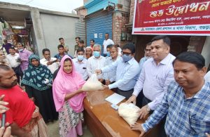বগুড়ায় ওএমএস এর খোলা বাজারে চাল বিক্রি শুরু।