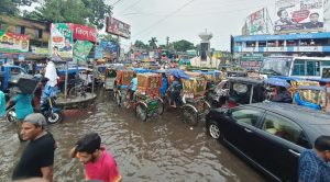 বগুড়ায় অল্প বৃষ্টিতেই জলাবদ্ধতা, চরম দুর্ভোগে সব শ্রেণি পেশার মানুষ।