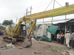 বগুড়ায় রেলওয়ে কল্যাণ ট্রাস্ট সুপার মার্কেটের অবৈধ স্থাপনা উচ্ছেদ