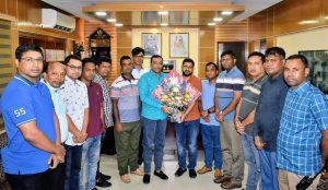 রাজশাহী রেঞ্জের শ্রেষ্ঠ ইউনিট বগুড়া নির্বাচিত হওয়ায় জেলা পুলিশ সুপারকে ফুলেল শুভেচ্ছা।