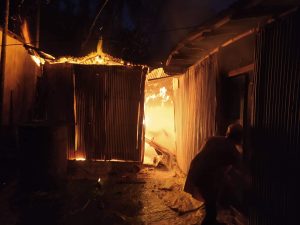 বগুড়ায় বৈদ্যুতিক শর্ট সার্কিট থেকে আগুন বাড়ী ঘর পুড়ে ছাই, ১ লাখ টাকার ক্ষয়ক্ষতি। 