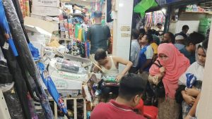 বগুড়ায় ২ দিনের টানা বর্ষায় ছাতার দোকানে উপছে পড়া ভীড়।