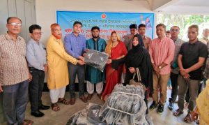 শাজাহানপুরে শিক্ষা উপকরণ বিতরণ।