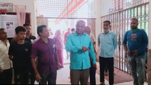 বগুড়া আঃ হক কলেজের কর্মচারীদের বিক্ষোভ, দাবি মেনে নিলেন অধ্যক্ষ