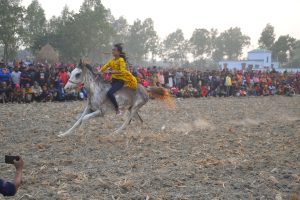 বগুড়া সারিয়াকান্দিতে সুখদহ মেলায় ঘোড়দৌড় প্রতিযোগীতায় এভাবেই ঘোড়া নিয়ে ছুটে চলে এক ঘোর সওয়ারী নারী। ছবিঃ এনসিএন