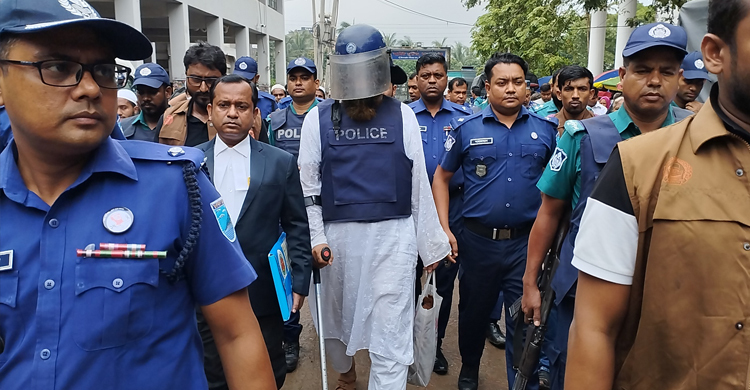 স্ক্রাচে ভর করে আদালতে হাজির হন ধর্ষণ মামলার আসামী হেফাজতে ইসলামের বিলুপ্ত কমিটির যুগ্ম-মহাসচিব মামুনুল হক। ছবি: সংগৃহিত