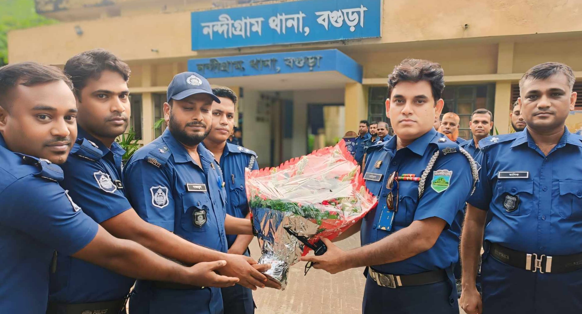 Men parkdagi qizlarga erkalab turaman