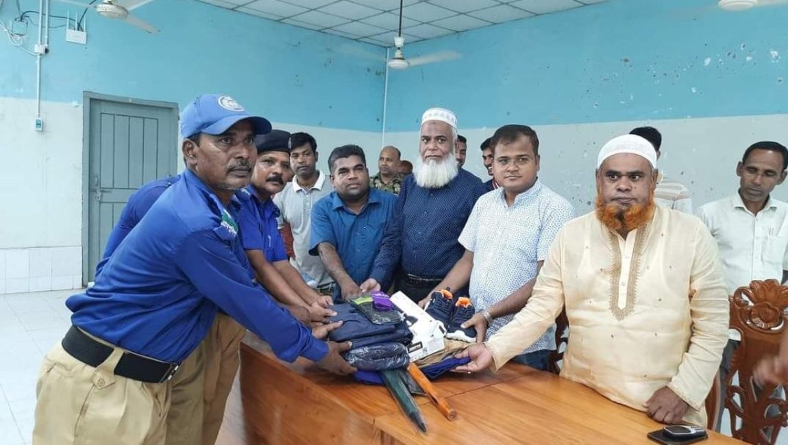 বগুড়ায় গ্রাম পুলিশের মধ্যে পোশাক-ক্যাপসহ বিভিন্ন উপকরণ বিতরণ।