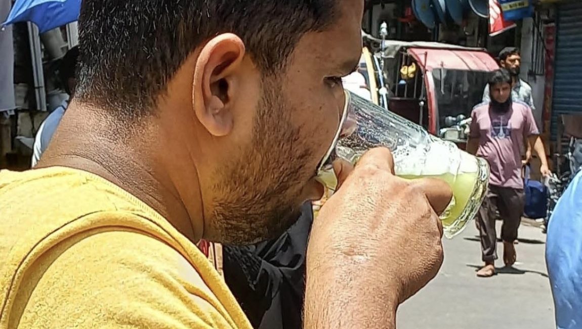 দাবদাহ গরমে আখের রস খেয়ে তৃষ্ণা নিবারণের চেষ্টা। ছবিঃ এনসিএন