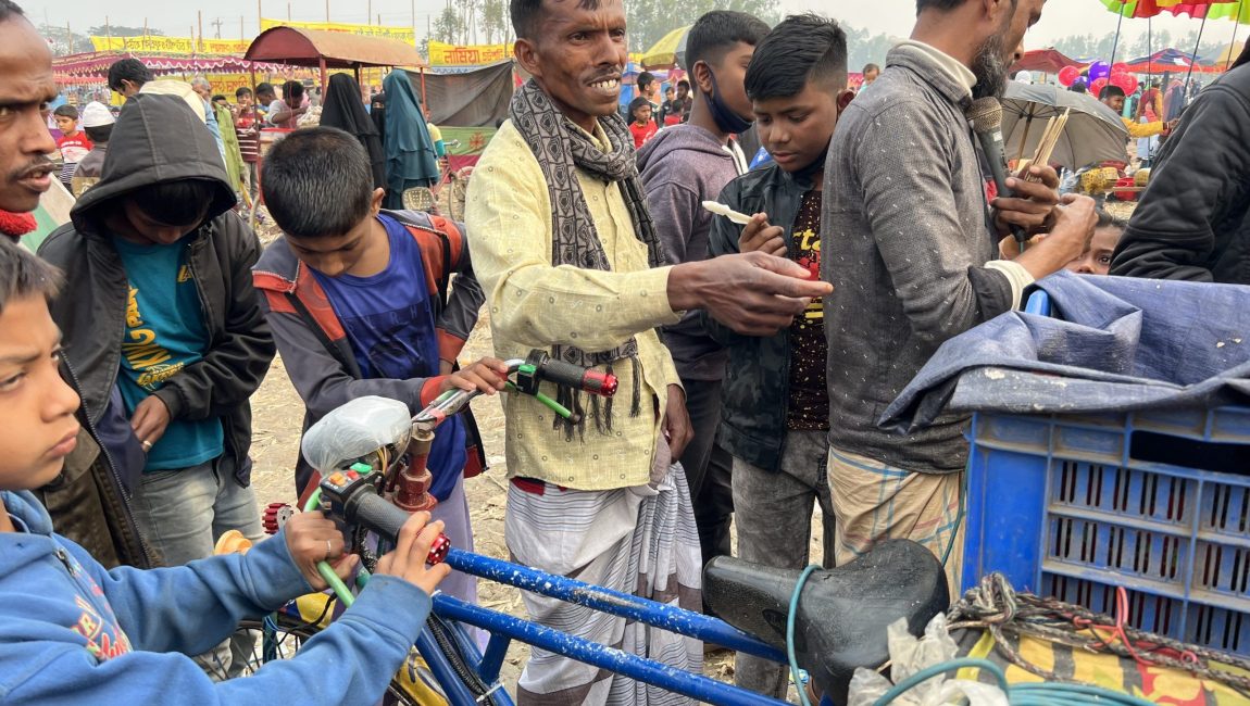 মাস্কহীন ও স্বাস্থ্যবিধি মেনে না চলা জনগণ। ছবি: এন সি এন