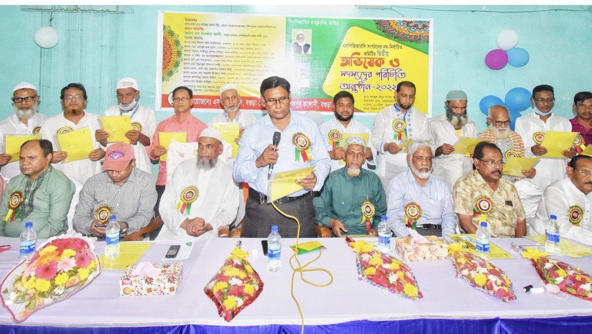 এসপিজিআরসির নেতৃবৃন্দদের শপথ বাক্য পাঠ করান অনুষ্ঠানের উদ্বোধক ও নির্বাচন পরিচালনা কমিটির চেয়ারম্যান লায়ন্স ক্লাব অব বগুড়া মহাস্থানের সভাপতি লায়ন আতিকুর রহমান মিঠু। ছবি: এনসিএন