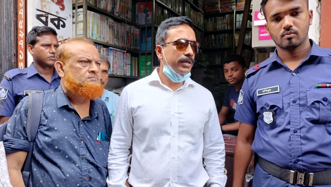 বগুড়ায় নকল বই বিক্রি, লাইব্রেরিকে জরিমানা।