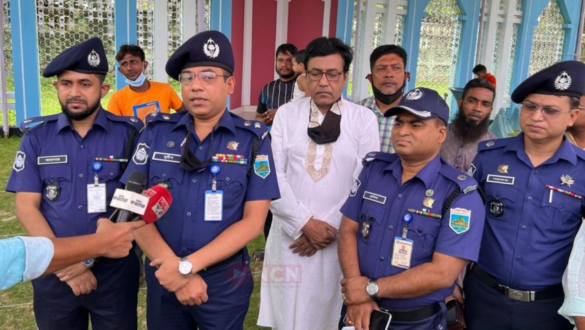 সূত্রাপুর কেন্দ্রীয় ঈদগাহ পরিদর্শন শেষে সাংবাদিকদের সাথে কথা বলেন বগুড়া পুলিশ সুপার সুদীপ কুমার চক্রবর্তী। ছবি: এনসিএন