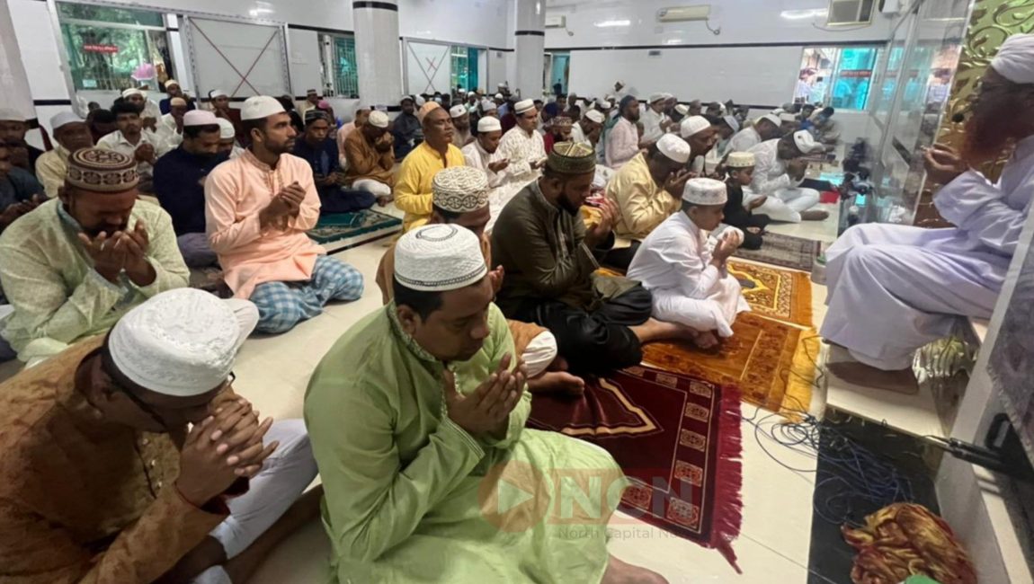 ঈদের দিন সকালে বৃষ্টির কারণে মসজিদে নামাজ আদায় করেন ধর্মপ্রাণ মুসল্লিরা। ছবি: এনসিএন