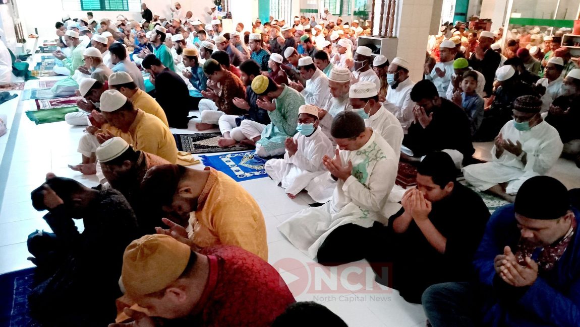 বগুড়ায় বৃষ্টির কারণে জেলার মসজিদে মসজিদে ঈদ জামাত অনুষ্ঠিত হয়। ছবি: এনসিএন