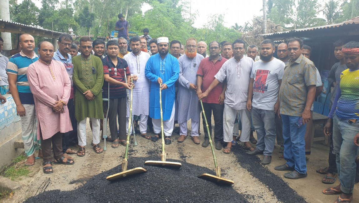 শাজাহানপুরে খোট্টাপাড়া-চোপিনগর সংযোগ রাস্তার কার্পেটিং কাজের উদ্বোধন